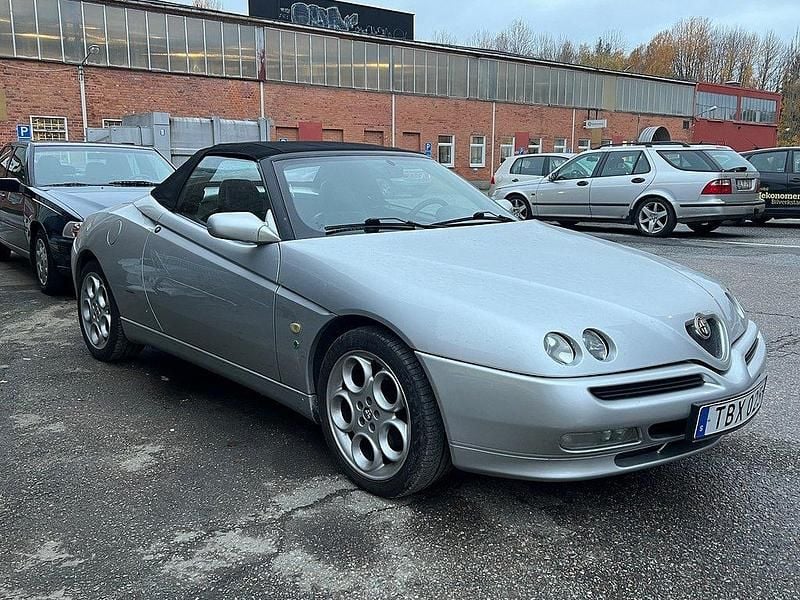 Silver Begagnad 1999 Alfa Romeo Spider Lusso Cab | 69 500 kr - Bild 1/3