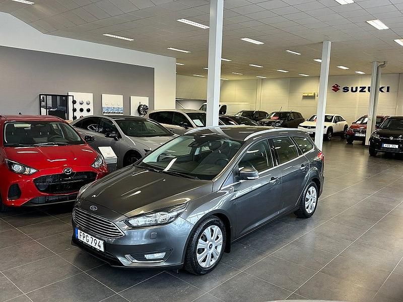 Grå Begagnad 2015 Ford Focus Titanium Kombi | 69 900 kr (Marknadspris) - Bild 1/4
