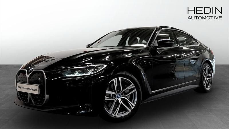 Svart (black) Begagnad 2022 BMW i4 Sedan | 378 700 kr (Marknadspris) - Bild 1/4