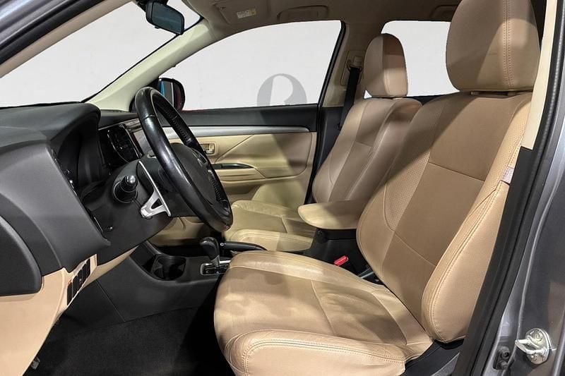 Begagnad Mitsubishi Outlander 150 HK (110 kW) 2015 Mörkgrå SUV