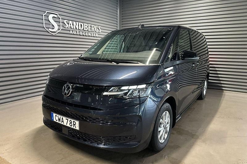 Blå Begagnad 2025 VW Multivan Minibuss | 614 500 kr (Superpris) - Bild 1/4