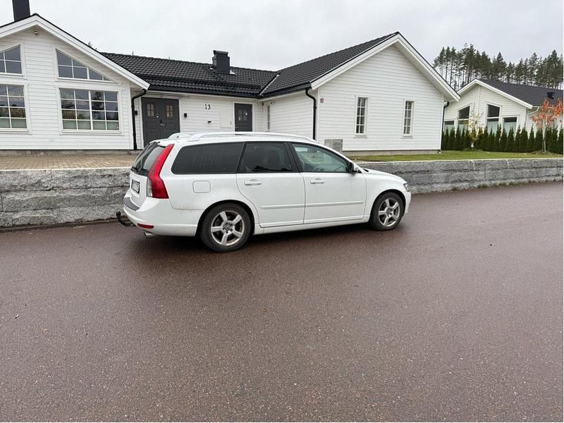Vit Begagnad 2012 Volvo V50 Kinetic Kombi | 49 500 kr (Bra pris) - Bild 1/4
