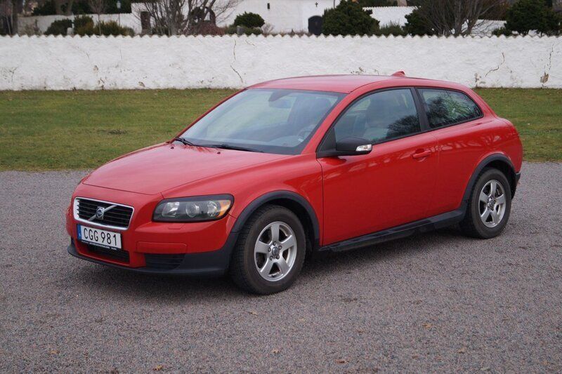 Röd Begagnad 2007 Volvo C30 Drive Kinetic Halvkombi | 44 900 kr (Lite dyr) - Bild 1/4