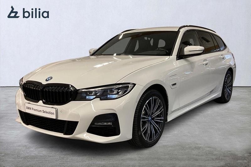 Vit Begagnad 2022 BMW 330e M Sport Kombi | 359 000 kr (Marknadspris) - Bild 1/4