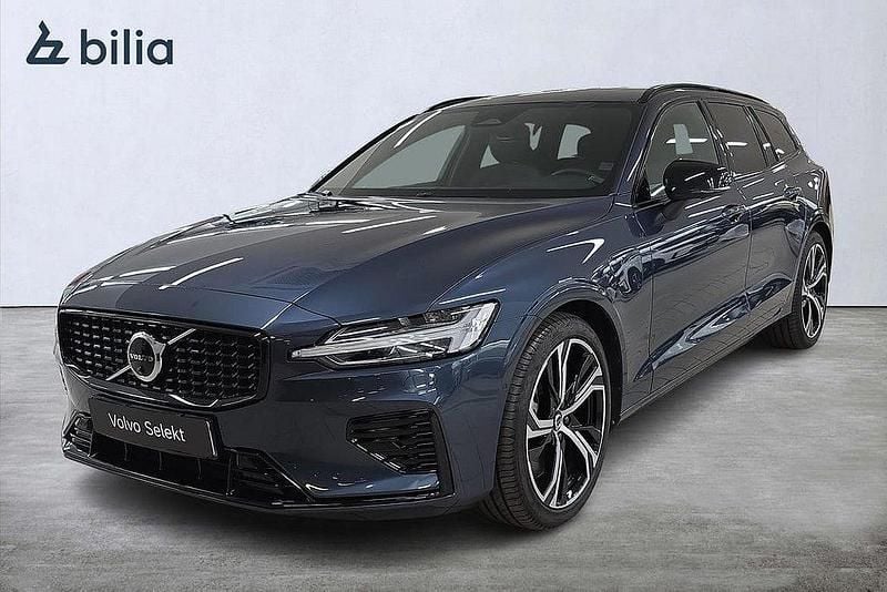Mörkblå Begagnad 2024 Volvo V60 Plus Kombi | 489 000 kr (Marknadspris) - Bild 1/3