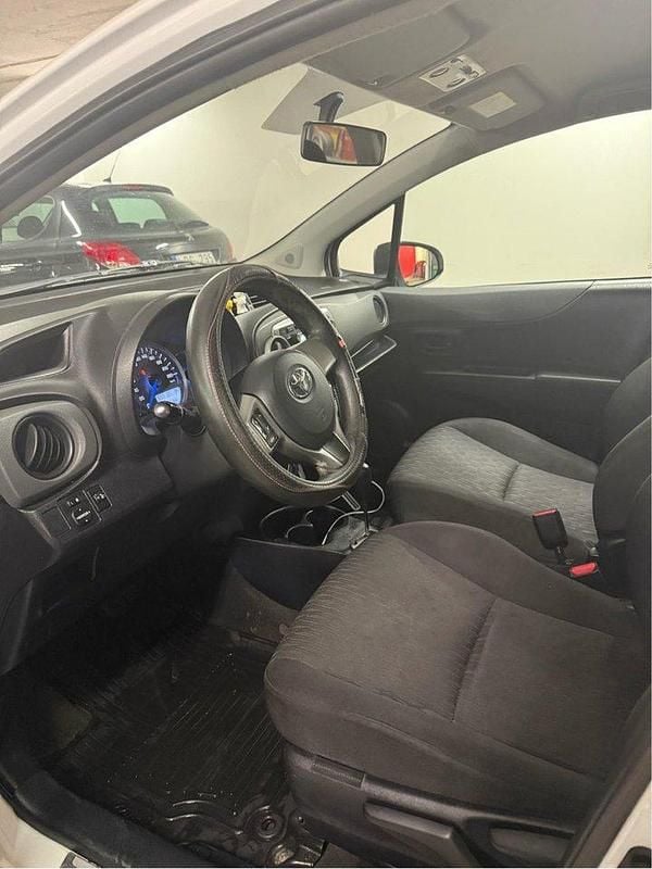 Vit Begagnad 2014 Toyota Yaris Hybrid Life Halvkombi | 73 000 kr (Marknadspris) - Bild 1/4