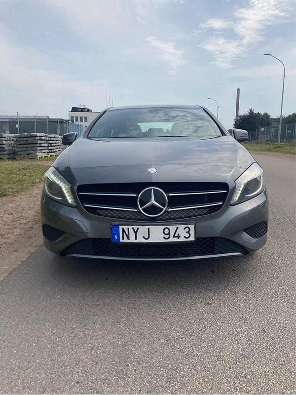 Grå Begagnad 2014 Mercedes A180 Style Halvkombi | 119 900 kr (Marknadspris) - Bild 1/4