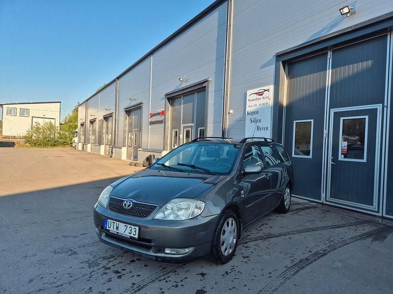 Grå Begagnad 2003 Toyota Corolla Kombi | 34 900 kr (Marknadspris) - Bild 1/4