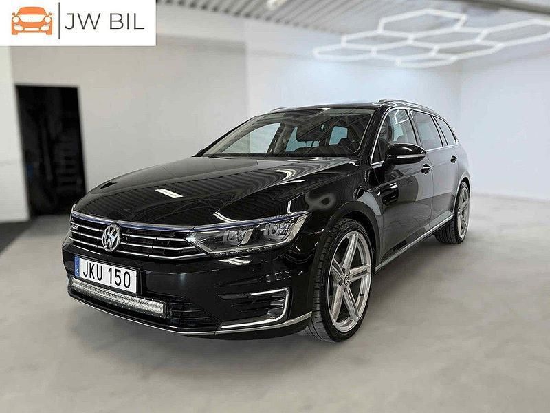Svart Begagnad 2016 VW Passat GTE Kombi | 129 900 kr (Lite dyr) - Bild 1/4