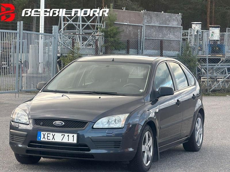 Grå Begagnad 2006 Ford Focus Halvkombi | 35 500 kr (Lite dyr) - Bild 1/2