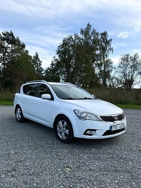 Vit Begagnad 2011 Kia Ceed Sportswagon Kombi | 65 000 kr (Marknadspris) - Bild 1/4