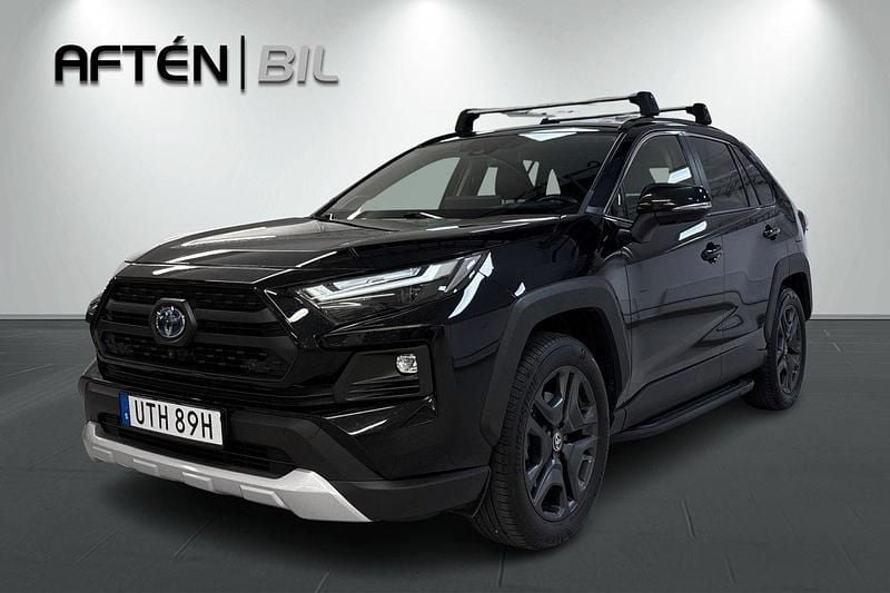 Svart Begagnad 2023 Toyota RAV4 Hybrid SUV | 419 800 kr (Marknadspris) - Bild 1/3