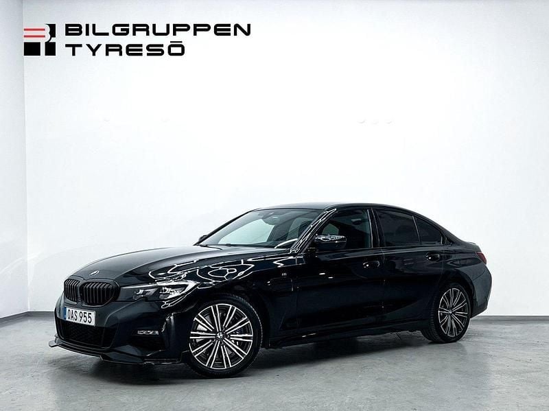 Svart Begagnad 2021 BMW 330e M Sport Sedan | 339 900 kr (Bra pris) - Bild 1/4