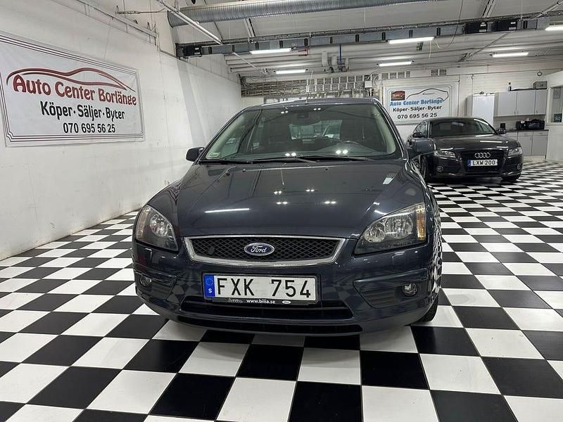 Begagnad Ford Focus 125 HK (91 kW) 2007 Grå Halvkombi