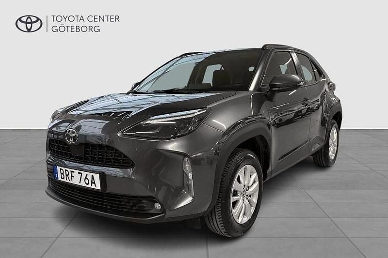 Grå Begagnad 2024 Toyota Yaris Hybrid Active | 269 900 kr (Marknadspris) - Bild 1/3