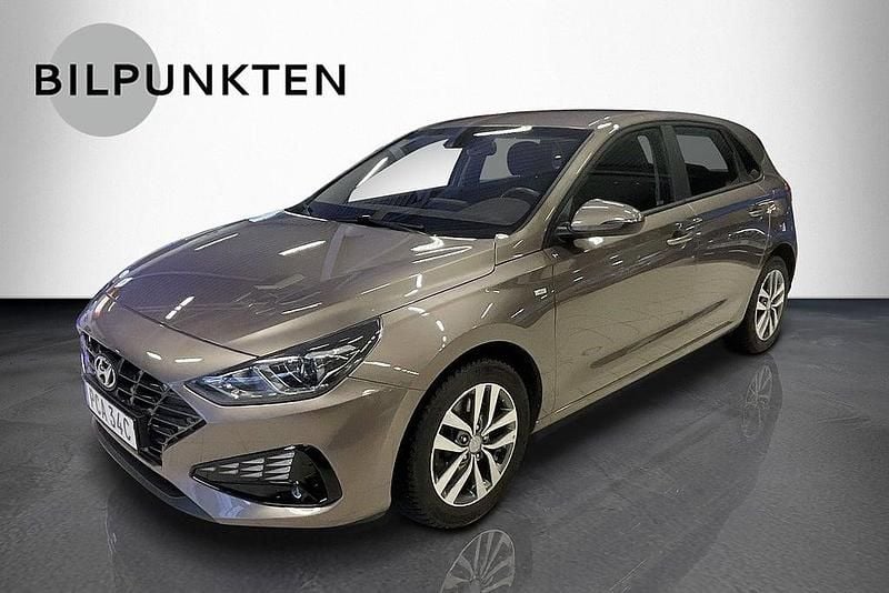 Brun Begagnad 2022 Hyundai i30 Essential Halvkombi | 194 900 kr (Marknadspris) - Bild 1/4