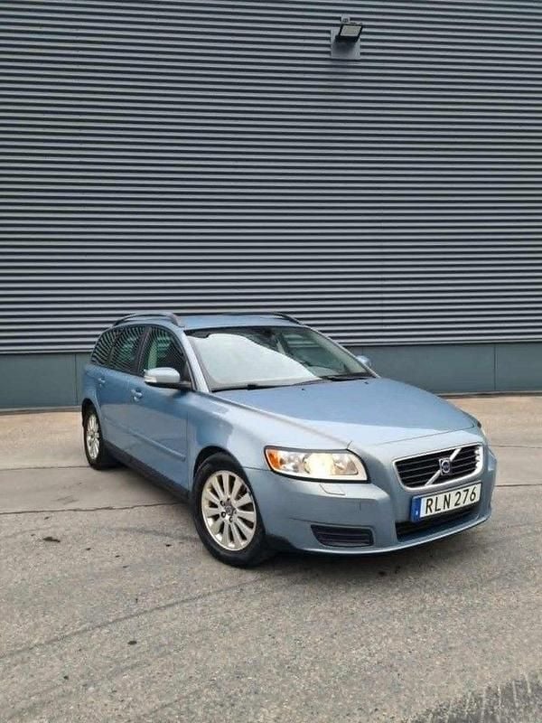 Ljusblå Begagnad 2008 Volvo V50 Kinetic Kombi | 36 000 kr (Marknadspris) - Bild 1/4
