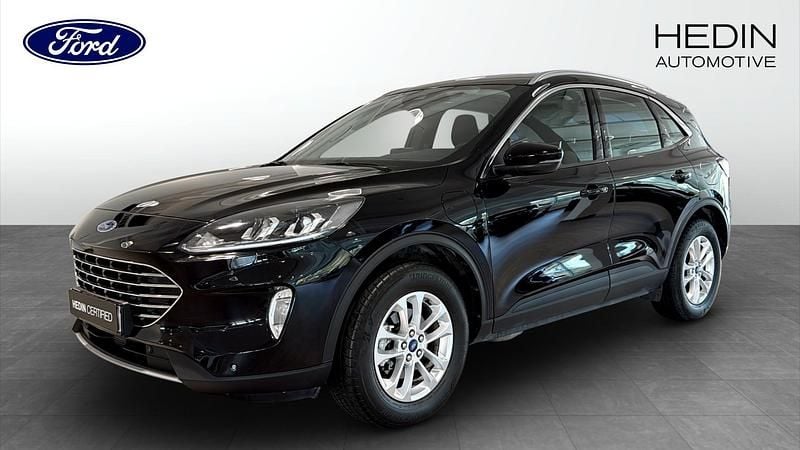 Svart (black) Begagnad 2023 Ford Kuga Titanium SUV | 254 900 kr (Marknadspris) - Bild 1/4