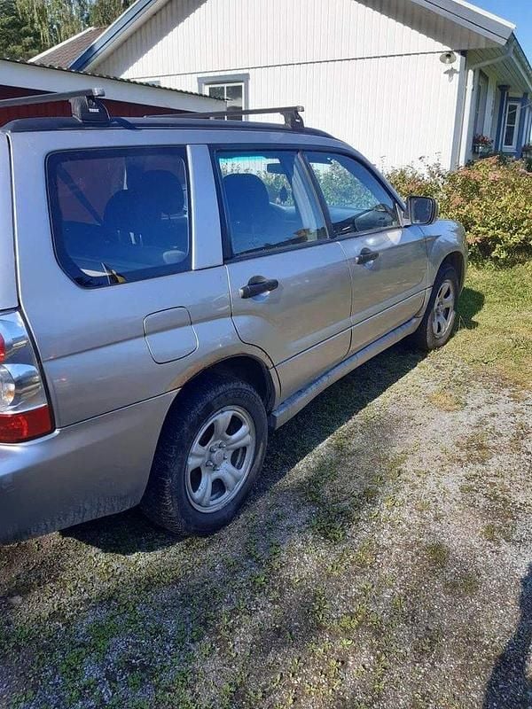Grå Begagnad 2006 Subaru Forester SUV | 34 000 kr (Marknadspris) - Bild 1/4