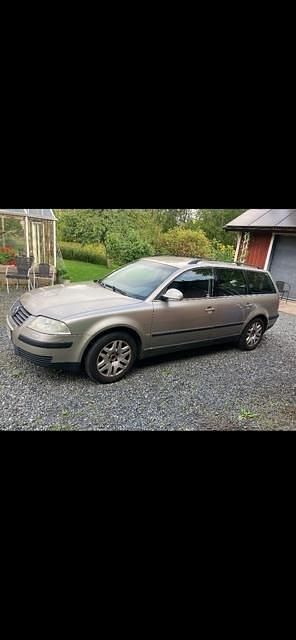 Brun Begagnad 2004 VW Passat Trendline Kombi | 23 000 kr (Marknadspris) - Bild 1/3