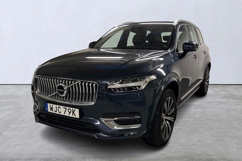 Mörkblå (blå) Begagnad 2023 Volvo XC90 Plus SUV | 575 000 kr - Bild 1/4