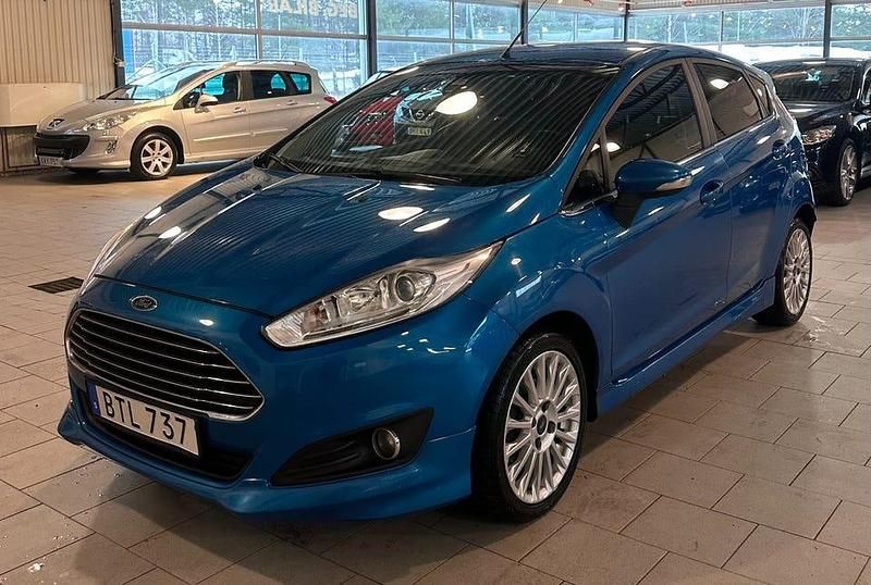Blå Begagnad 2014 Ford Fiesta Titanium Halvkombi | 59 900 kr (Marknadspris) - Bild 1/4