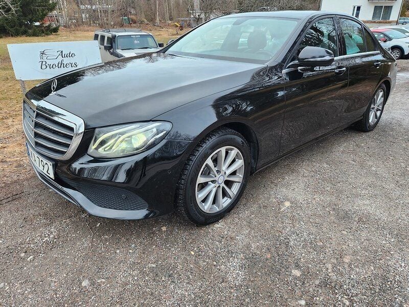 Svart Begagnad 2016 Mercedes E220 Sedan | 199 900 kr (Superpris) - Bild 1/4