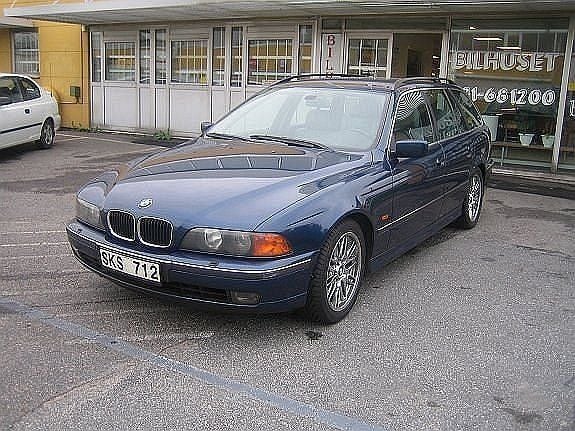 Mörkblå Begagnad 1998 BMW 528 Kombi | 49 000 kr - Bild 1/4