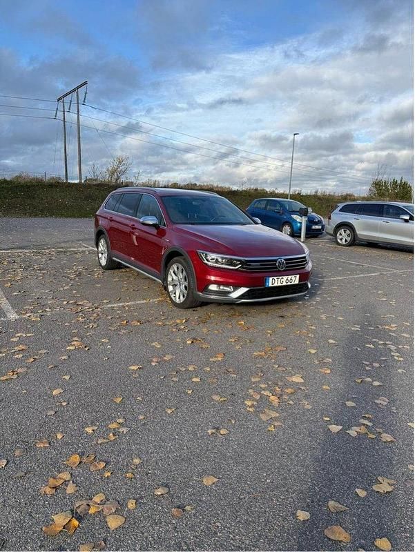 Röd Begagnad 2017 VW Passat Alltrack Kombi | 159 000 kr (Dyr) - Bild 1/4