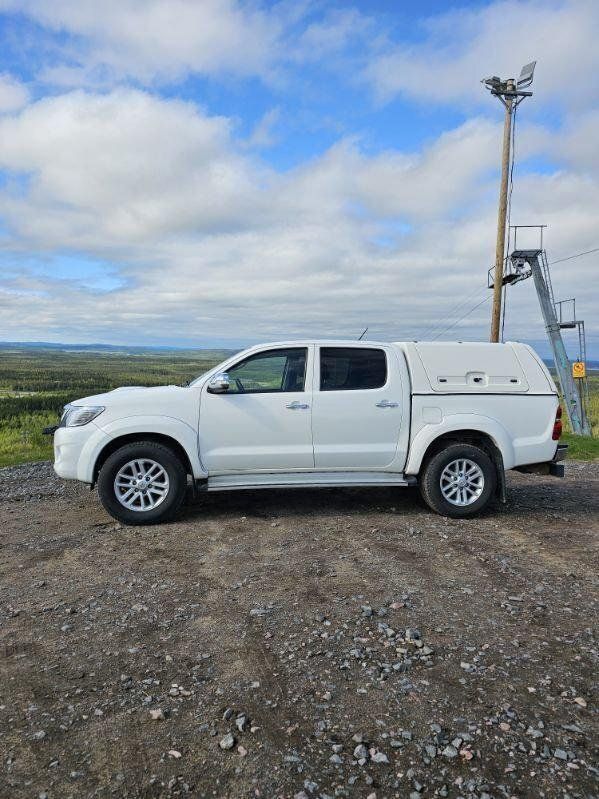 Vit Begagnad 2014 Toyota HiLux Pickup | 231 250 kr (Marknadspris) - Bild 1/3