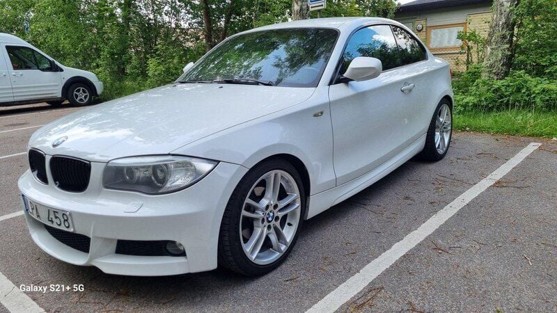 Vit Begagnad 2011 BMW 118 Coupé Advantage Sportkupé | 114 900 kr - Bild 1/4
