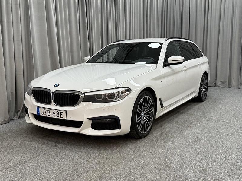 Vit Begagnad 2019 BMW 520 M Sport Kombi | 249 900 kr (Marknadspris) - Bild 1/4