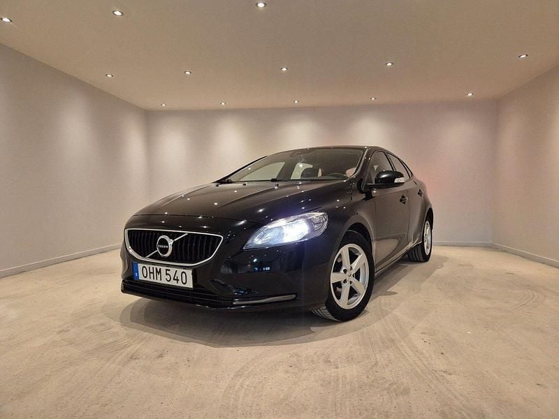 Svart Begagnad 2016 Volvo V40 Kinetic Kombi | 124 900 kr (Marknadspris) - Bild 1/4