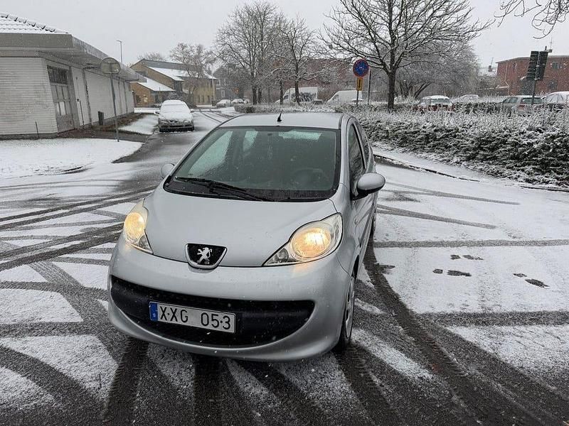 Grå Begagnad 2006 Peugeot 107 Halvkombi | 19 800 kr (Marknadspris) - Bild 1/4