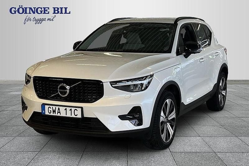 Vit Begagnad 2022 Volvo XC40 Plus SUV | 379 000 kr (Marknadspris) - Bild 1/2