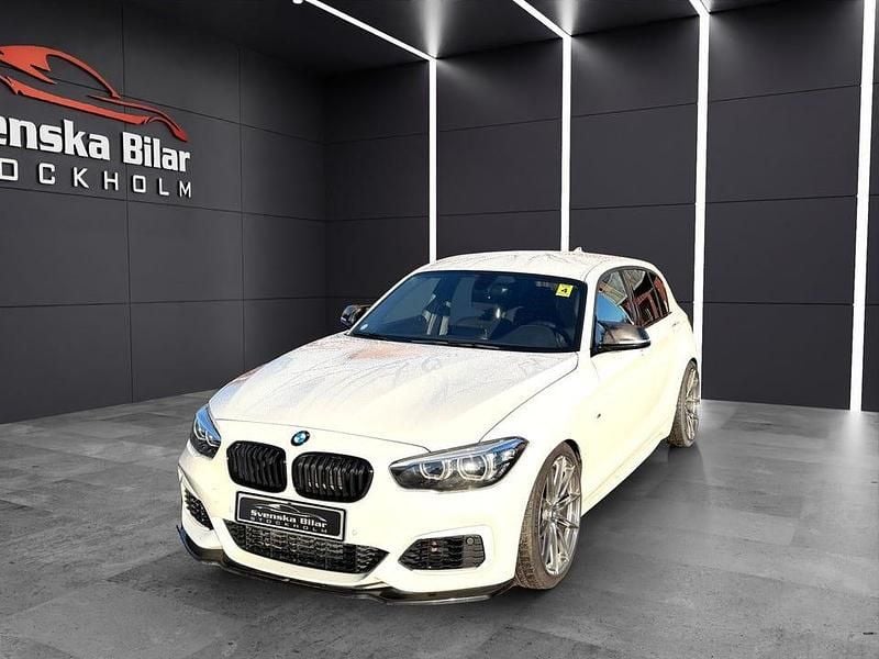 Vit Begagnad 2019 BMW M140 M Sport Halvkombi | 429 900 kr (Marknadspris) - Bild 1/4