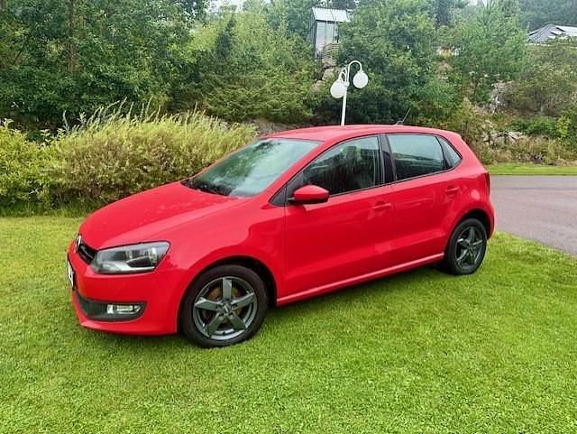 Röd Begagnad 2014 VW Polo Halvkombi | 61 500 kr (Marknadspris) - Bild 1/4