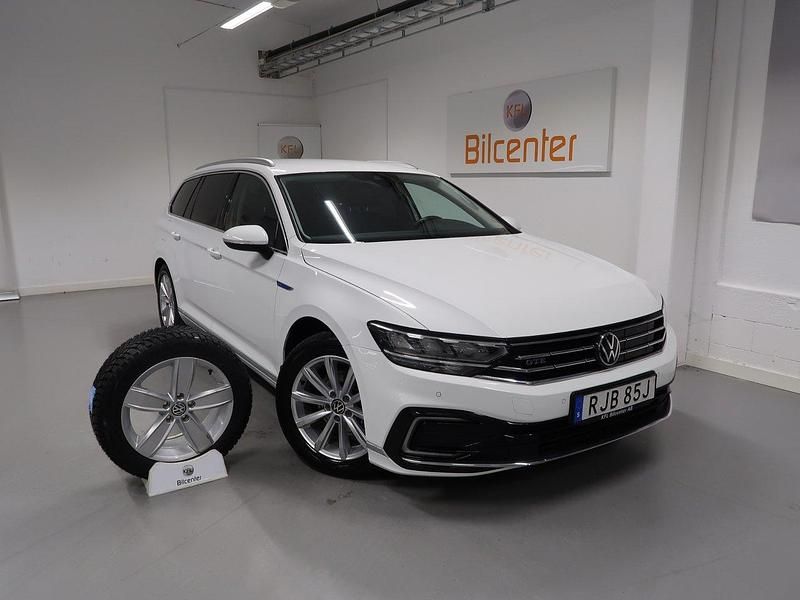Vit Begagnad 2021 VW Passat GTE Kombi | 259 900 kr (Marknadspris) - Bild 1/3