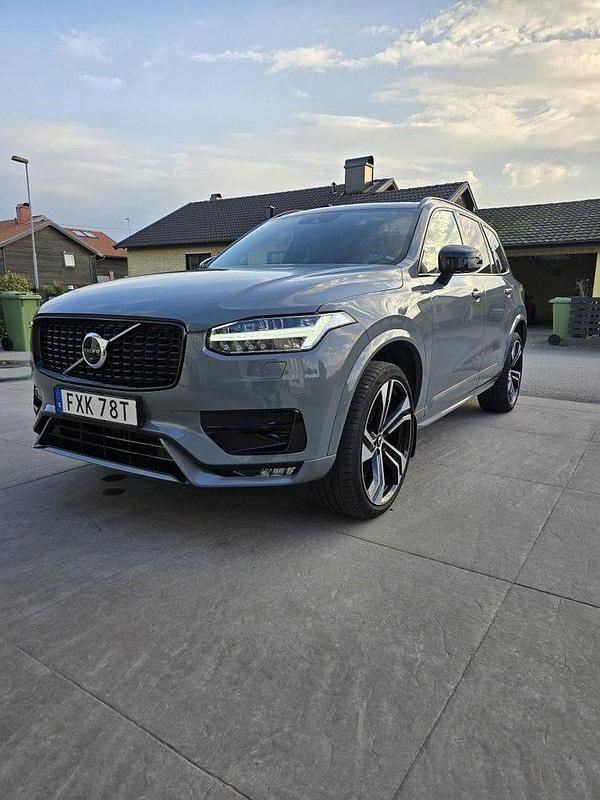 Grå Begagnad 2022 Volvo XC90 R-Design SUV | 639 000 kr (Marknadspris) - Bild 1/4