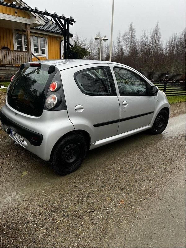Silver Begagnad 2006 Citroën C1 Halvkombi | 25 000 kr (Marknadspris) - Bild 1/4