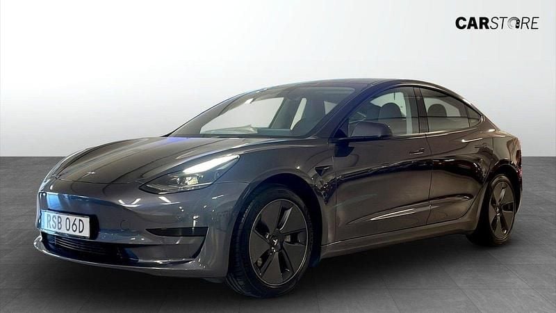 Grå (grey) Begagnad 2022 Tesla Model 3 Standard Range Sedan | 309 900 kr (Marknadspris) - Bild 1/4