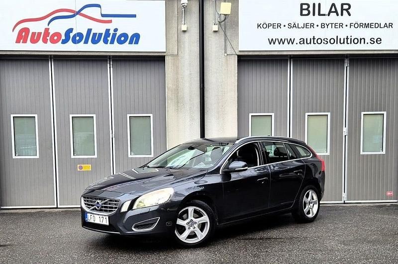 Grå Begagnad 2011 Volvo V60 Summum Kombi | 79 900 kr (Lite dyr) - Bild 1/4