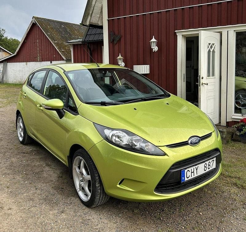 Grön Begagnad 2011 Ford Fiesta Trend Halvkombi | 43 900 kr (Marknadspris) - Bild 1/4