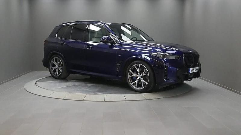 Blå Begagnad 2023 BMW X5 Comfort Edition SUV | 919 000 kr (Bra pris) - Bild 1/4
