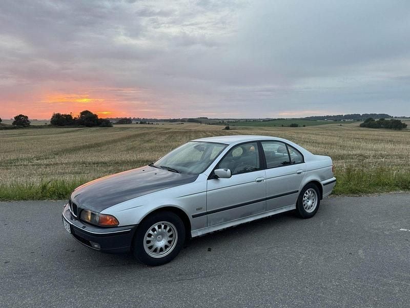 Grå Begagnad 2001 BMW 523 Sedan | 15 000 kr - Bild 1/4