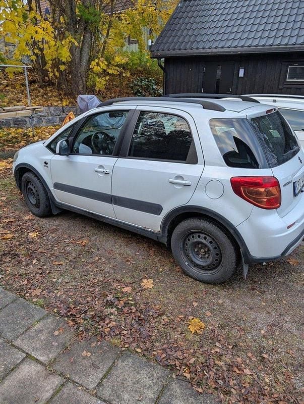 Vit Begagnad 2010 Suzuki SX4 Halvkombi | 45 000 kr (Bra pris) - Bild 1/4