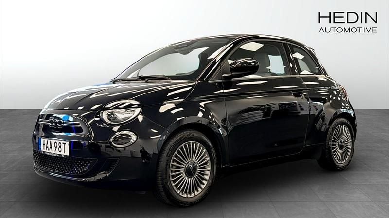 Svart (black) Begagnad 2022 Fiat 500e Icon Halvkombi | 194 900 kr (Superpris) - Bild 1/4