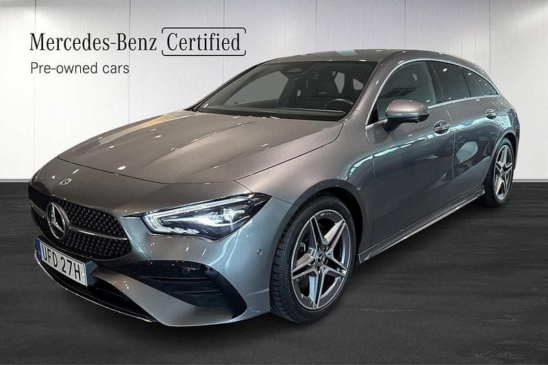 Mörkgrå Begagnad 2024 Mercedes CLA200 Shooting Brake Premium Kombi | 389 000 kr (Marknadspris) - Bild 1/4