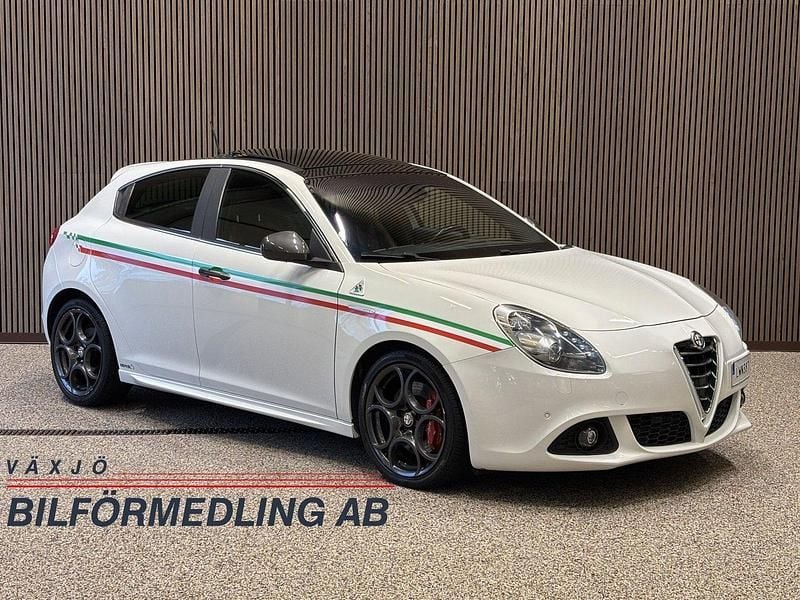 Vit Begagnad 2015 Alfa Romeo Giulietta Quadrifoglio Verde Halvkombi | 159 900 kr - Bild 1/4