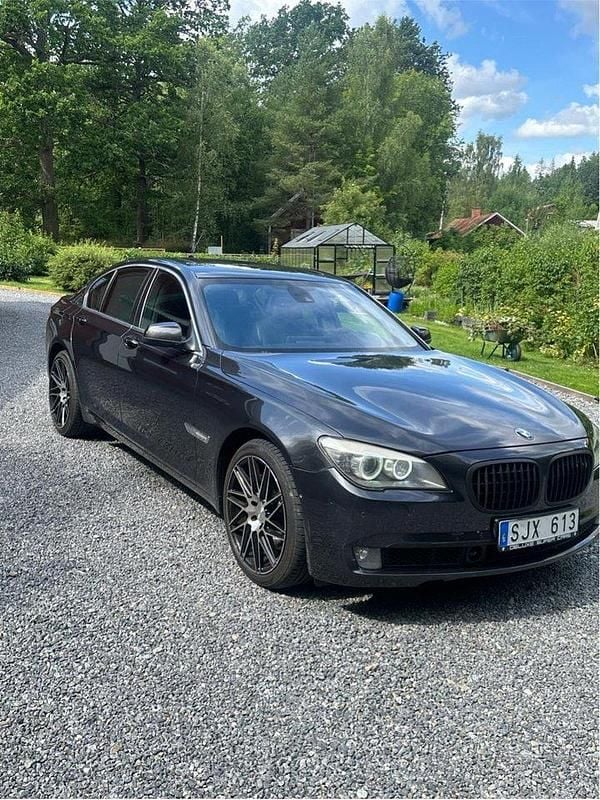 Svart Begagnad 2010 BMW 750 Sedan | 199 000 kr (Superpris) - Bild 1/4